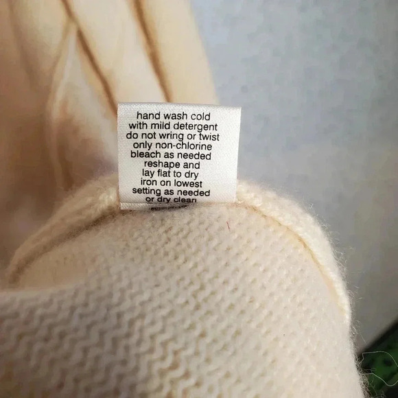Saks Fith Avenue 100% Cashmere Knitted Ivory Cardigan Sweater - Picture 5 of 7